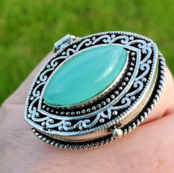 New Oversized Chalcedony 925 Silver Poison Ring. - Picture 9 of 16